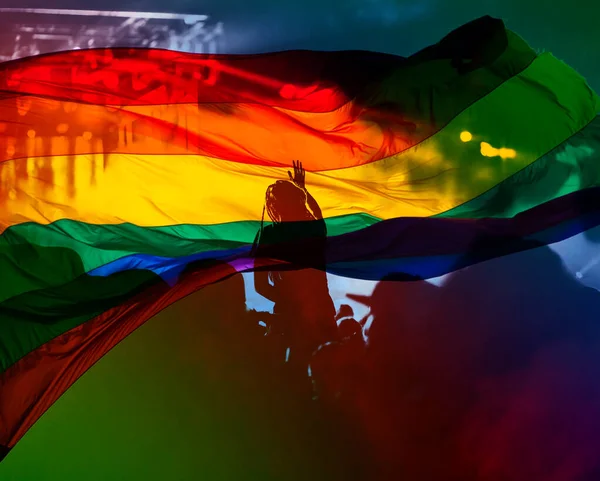 Sziluett Egy Parádé Melegek Leszbikusok Szivárvány Zászlóval Szimbóluma Szeretet Tolerancia — Stock Fotó