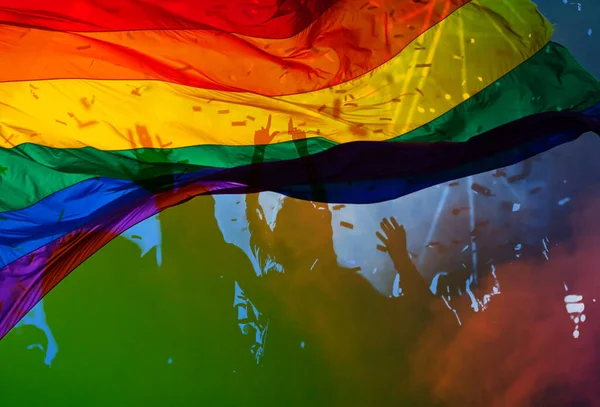 愛と寛容の象徴である虹の旗を持つゲイとレズビアンのパレードのシルエット Lgbt Rights — ストック写真
