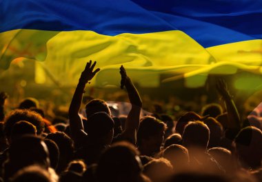 Ukrayna 'yı destekleyen futbol taraftarları - stadyumda Ukrayna bayrağına karşı ellerini kaldırarak kutlama yapıyorlar