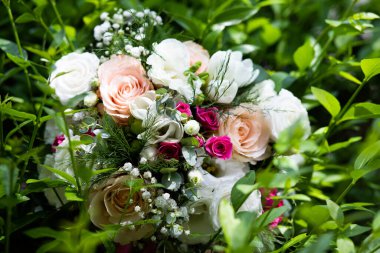 Bir ağaçta düğün buketi