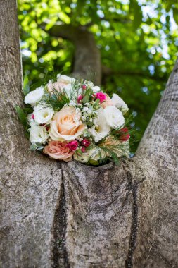 Bir ağaçta düğün buketi