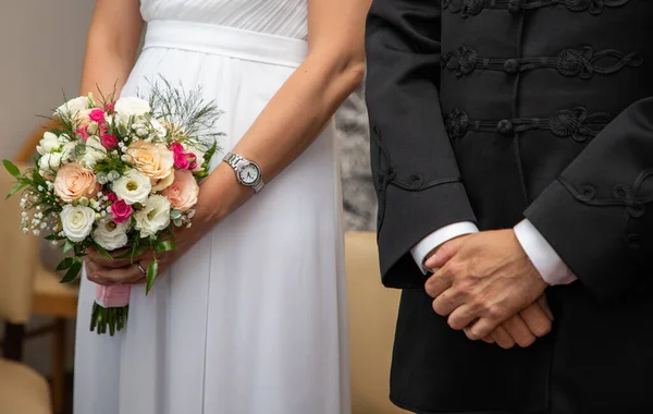 Hochzeitspaar Hält Händchen — Stockfoto