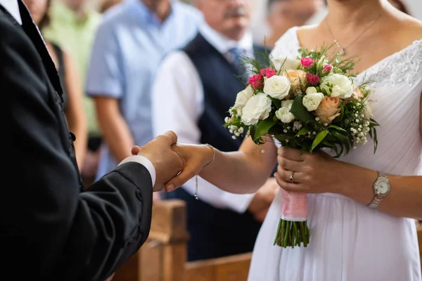 結婚式の背景カップルが手を取り — ストック写真