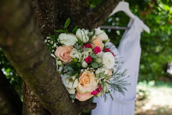 Brautstrauß Auf Einem Baum — Stockfoto