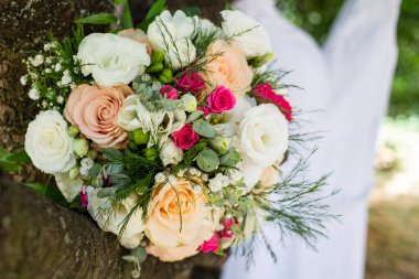 Bir ağaçta düğün buketi