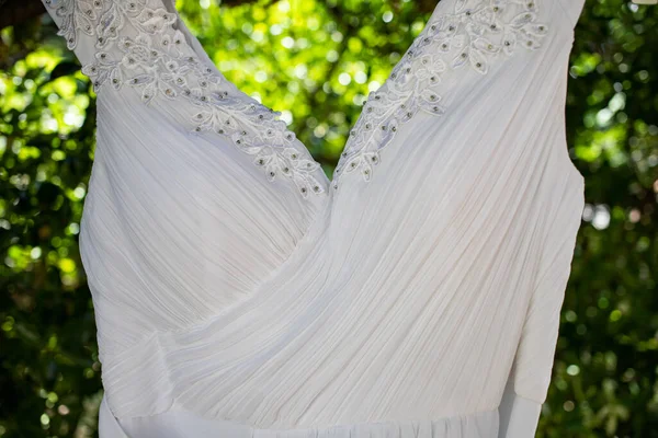 Свадебное Платье Висит Дереве — стоковое фото