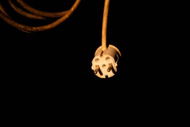 Koyu arkaplandaki elektrik konnektörü ya da fişi