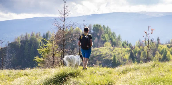 Przystojny Mężczyzna Biały Pies Trekking Przyrodzie Pomocą Lornetki Powolne Podróże — Zdjęcie stockowe