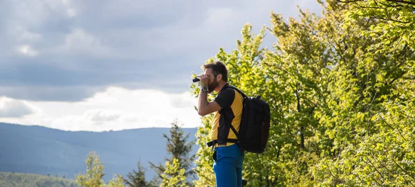 Knappe Man Trekking Natuur Met Verrekijker Langzaam Reizen — Stockfoto