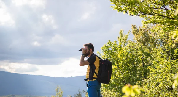 Stilig Man Vandring Naturen Med Kikare Långsamma Resor — Stockfoto