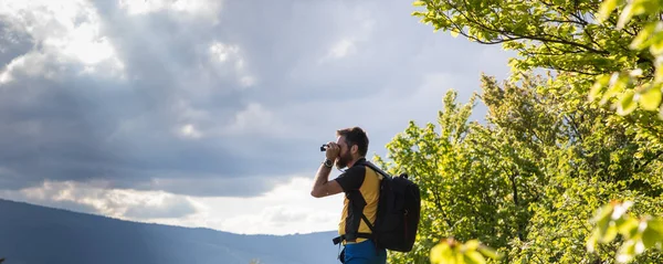 Homem Bonito Trekking Natureza Usando Binóculos Viagem Lenta — Fotografia de Stock