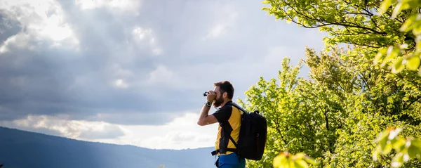 Homem Bonito Trekking Natureza Usando Binóculos Viagem Lenta — Fotografia de Stock