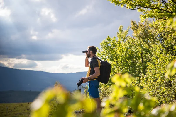 Handsome Man Trekking Nature Using Binoculars Slow Travel — Stock Photo, Image