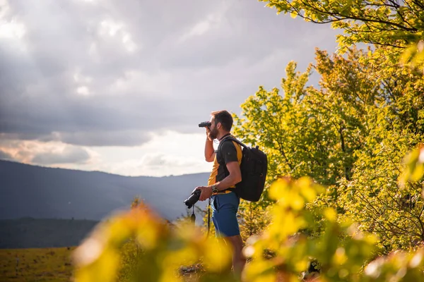 Knappe Man Trekking Natuur Herfst Met Verrekijker Langzaam Reizen — Stockfoto