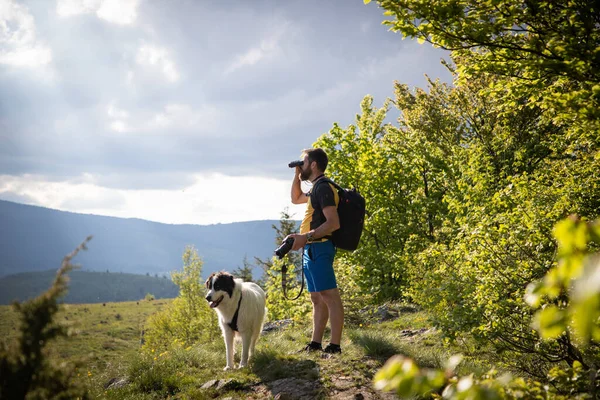 Schöner Mann Und Weißer Hund Wandern Der Natur Mit Ferngläsern — Stockfoto