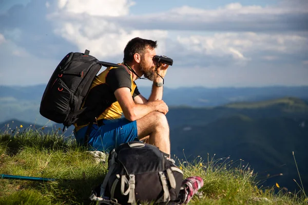 Pohledný Muž Trekking Přírodě Pomocí Dalekohledu Pomalé Cestování — Stock fotografie