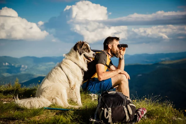 Przystojny Mężczyzna Biały Pies Trekking Przyrodzie Pomocą Lornetki Powolne Podróże — Zdjęcie stockowe