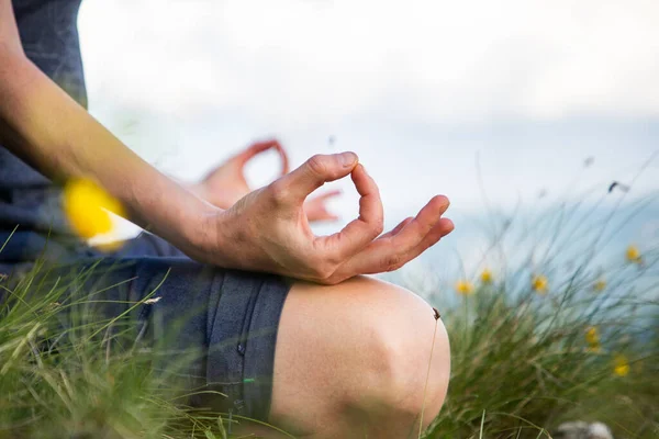 Mulher Meditando Natureza Nas Montanhas — Fotografia de Stock