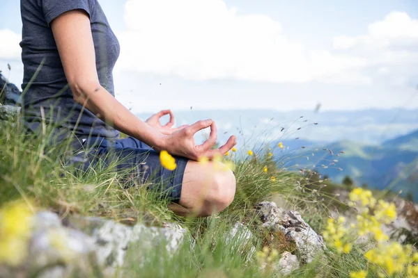 Dağlarda Meditasyon Yapan Bir Kadının Yakın Çekimi — Stok fotoğraf