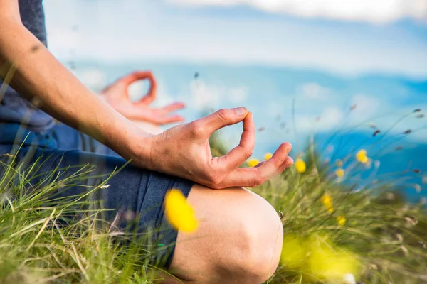 Közelkép Meditál Hegyekben — Stock Fotó