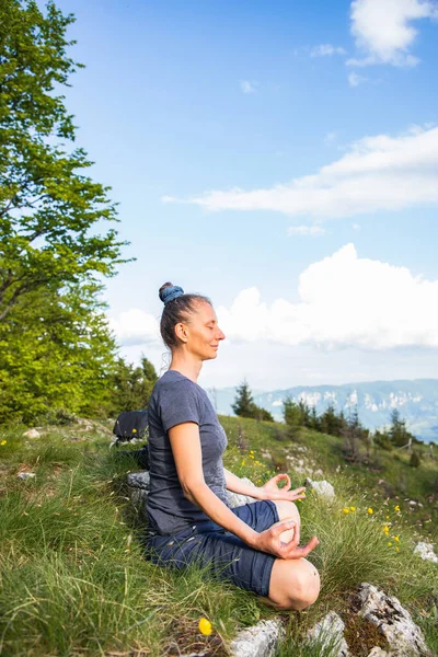 Mulher Meditando Natureza Nas Montanhas — Fotografia de Stock