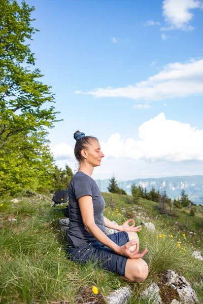 Mulher Meditando Natureza Nas Montanhas — Fotografia de Stock