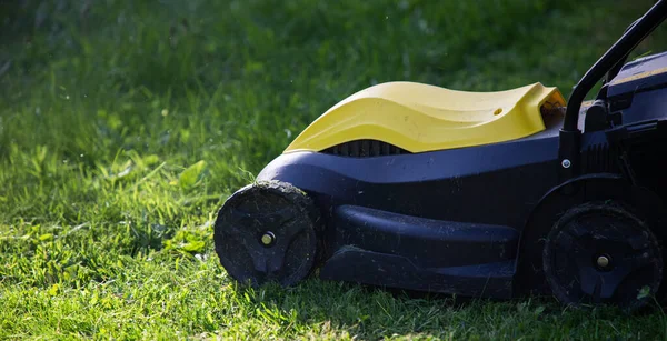 Rasenmäher Auf Grünem Gras Modernen Garten Maschine Zum Rasenmähen — Stockfoto