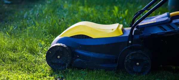 Modern Bahçedeki Yeşil Çimlerde Çim Biçme Makinesi Çimleri Biçmek Için — Stok fotoğraf