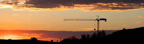 Γερανός Στο Ηλιοβασίλεμα Κατασκευαστικές Εργασίες — Φωτογραφία Αρχείου