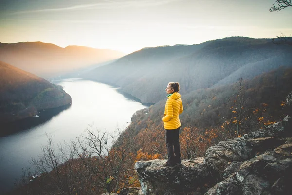 Woman Rock Enjoying Amazing Autumn View Lake Sunset — Stock Photo, Image