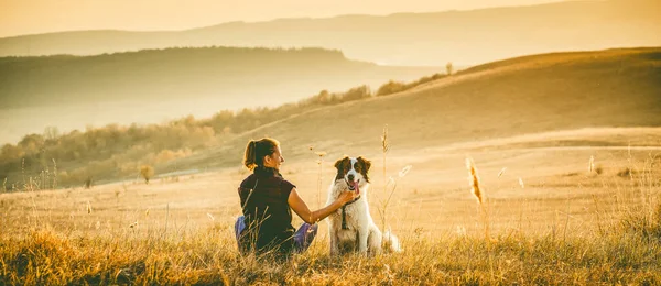 Mujer Con Perro Relajante Otoño Paisaje — Foto de Stock