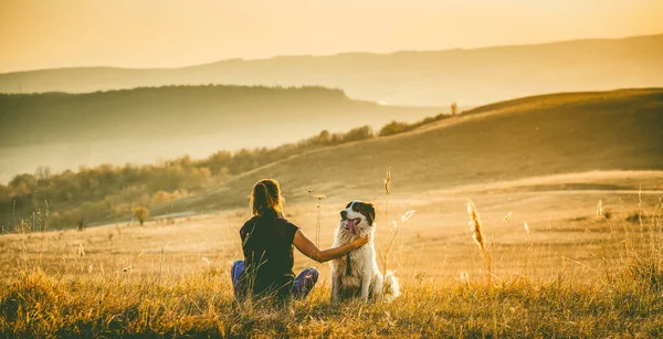 Mujer Con Perro Relajante Otoño Paisaje —  Fotos de Stock