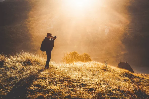 Fotógrafa Feminina Nascer Sol Montanhas Nebulosas Roménia — Fotografia de Stock