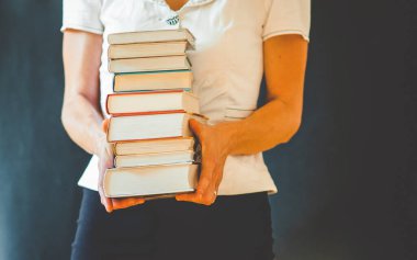 Kara tahtaya karşı okul konsepti kitap yığınına