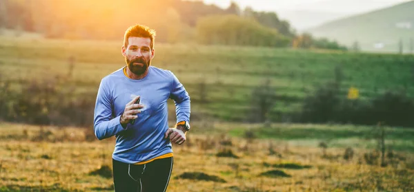 Man Running Autumn Field Sunset — 图库照片