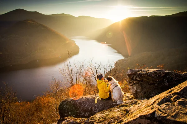 Mujer Perro Sentado Roca Disfrutando Increíble Vista Otoño Sobre Lago — Foto de Stock