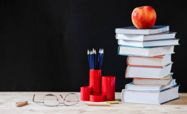 Kara tahtaya karşı okul konsepti kitap yığınına