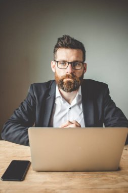 Görevdeki başarılı iş adamının portresi