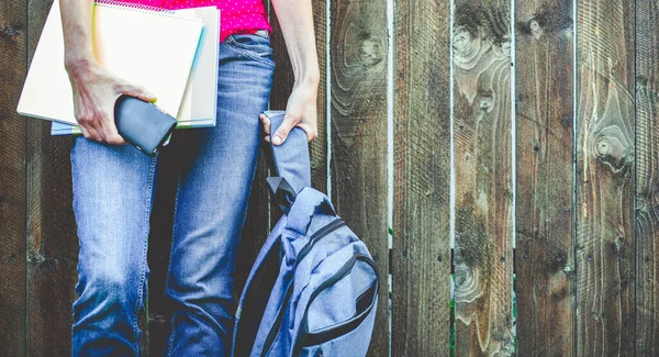 Uczennica Nogi Niebieskich Dżinsach Plecakiem Powrotem Szkoły — Zdjęcie stockowe