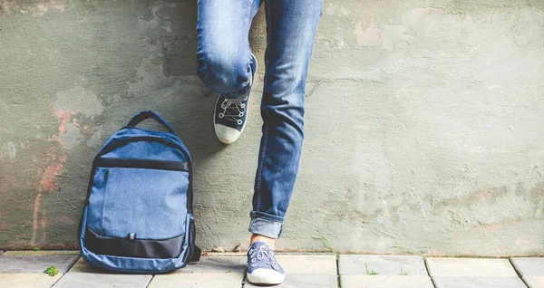 Pernas Estudante Jeans Azul Com Mochila Volta Escola — Fotografia de Stock