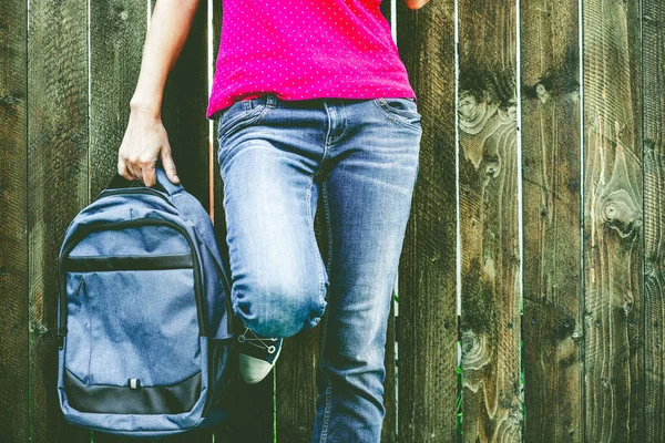 Schoolmeisje Benen Blauw Jeans Met Rugzak Terug Naar School — Stockfoto