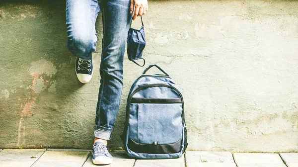 Πόδια Μαθήτριας Μπλε Τζιν Σακίδιο Πλάτης Πίσω Στο Σχολείο — Φωτογραφία Αρχείου