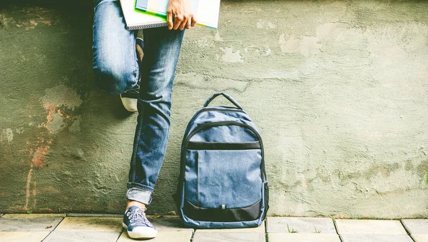 Pernas Estudante Jeans Azul Com Mochila Volta Escola — Fotografia de Stock