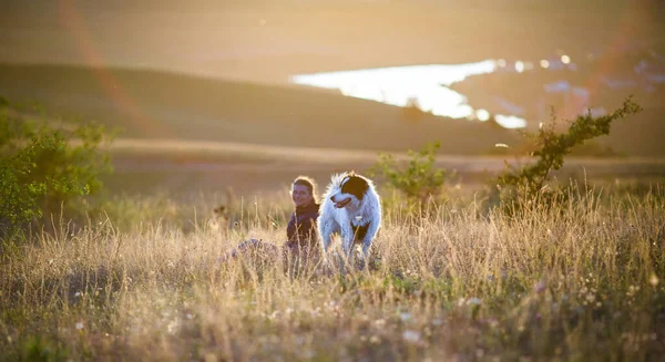 Donna Con Cane Giocare Nel Paesaggio Autunnale — Foto Stock