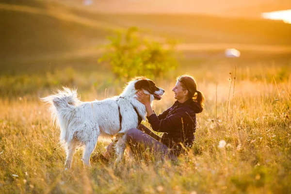 Frau Mit Hund Spielt Herbstlandschaft — Stockfoto