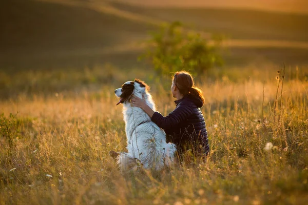 Kvinna Med Hund Leker Höstlandskapet — Stockfoto