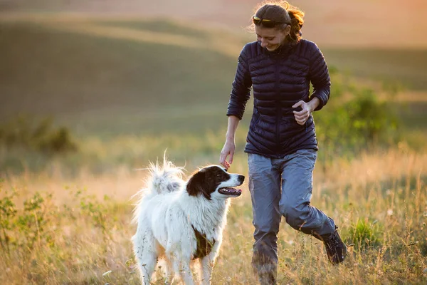 Mujer Con Perro Jugando Otoño Paisaje —  Fotos de Stock