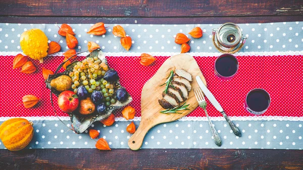 有肉和新鲜的秋天水果蔬菜的感恩桌 — 图库照片