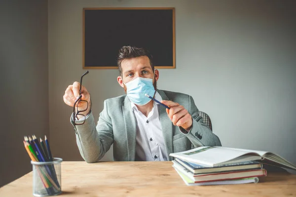 Lärare Klassrummet Bär Medicinsk Mask Skola Återöppning — Stockfoto