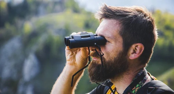 Stilig Man Vandring Naturen Med Kikare Långsamma Resor — Stockfoto